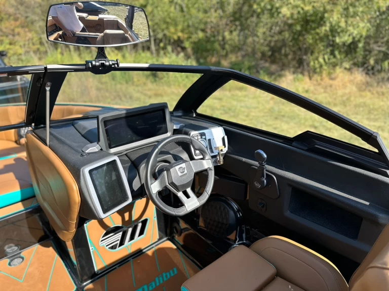 Bareboat Rental Motorboat Malibu with a boat licence