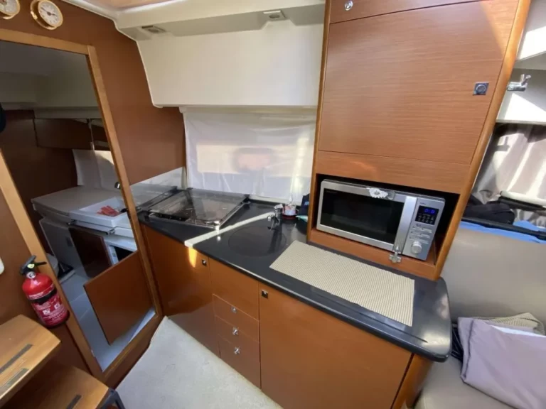 Boat rental Jeanneau Leader 9 in Hyères on Samboat