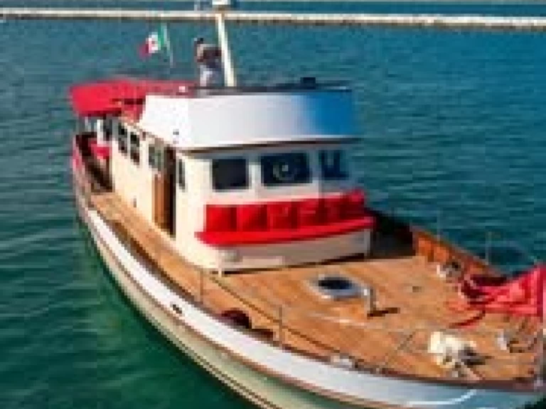 Rent a De Poli Classic Trawler Venice