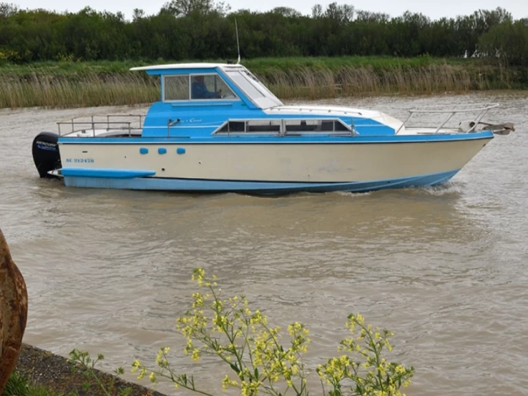 Motorboat for rent Valeyrac at the best price