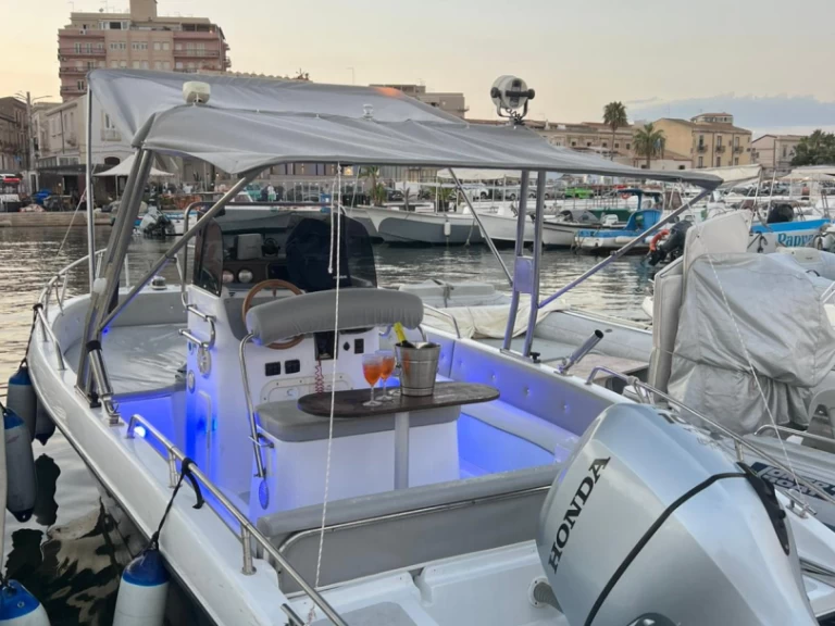 Motorboat rental with or without captain Megamar Siracusa