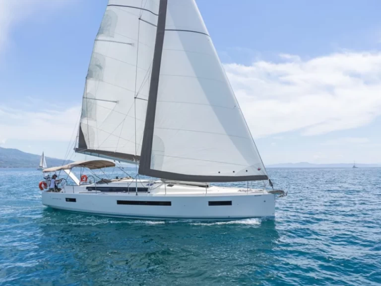 Sailboat for rent Préveza at the best price