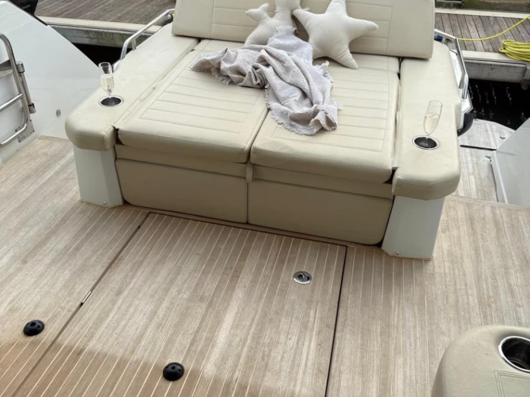 Motorboat rental with or without captain Bénéteau Porto Badino