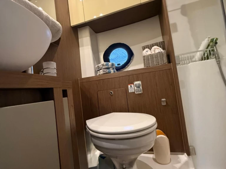 Bareboat Rental Motorboat Bénéteau with a boat licence