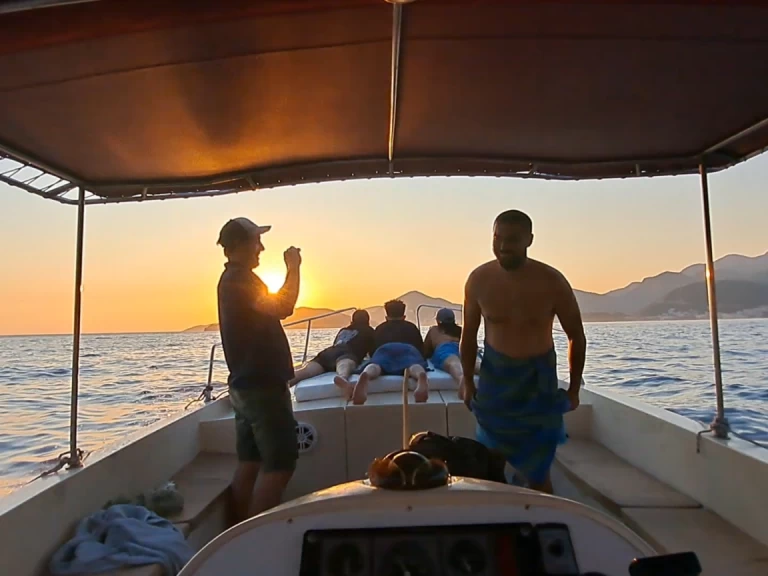 Bareboat Rental Motorboat Navar with a boat licence