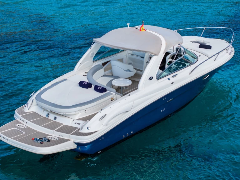 Bareboat Rental Motorboat Sea Ray with a boat licence