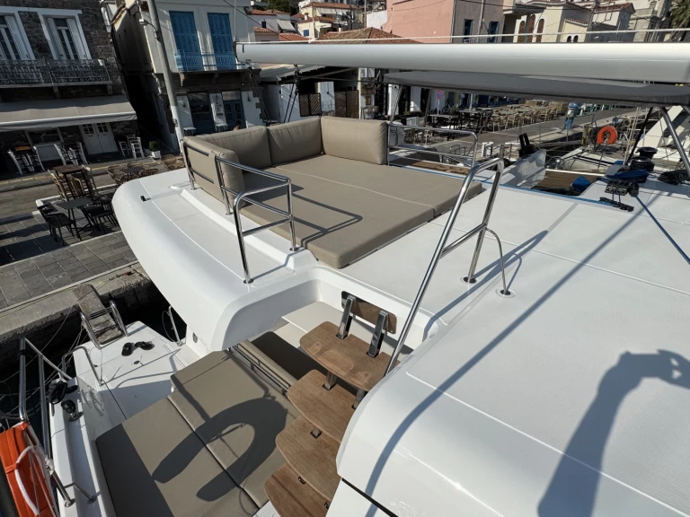 Boat rental Aventura Aventura 37 in Alimos on Samboat