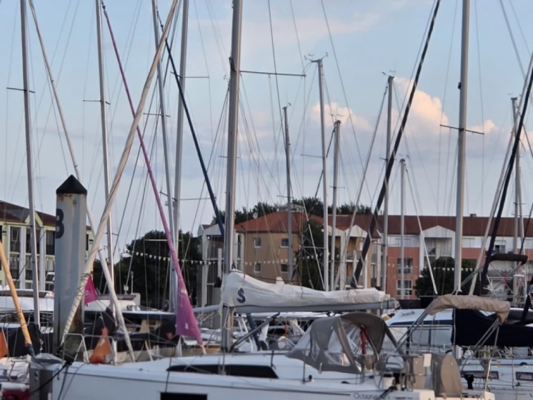 Boat rental Bénéteau Oceanis 30.1 in Les Sables-d'Olonne on Samboat