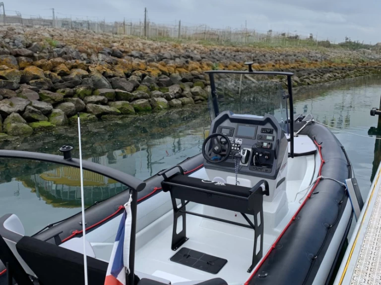 Yacht charter Les Sables-d'Olonne cheap Open 7