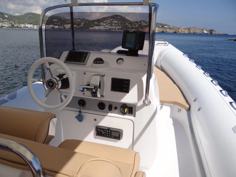 Bareboat Rental Motorboat Sessa Marine with a boat licence
