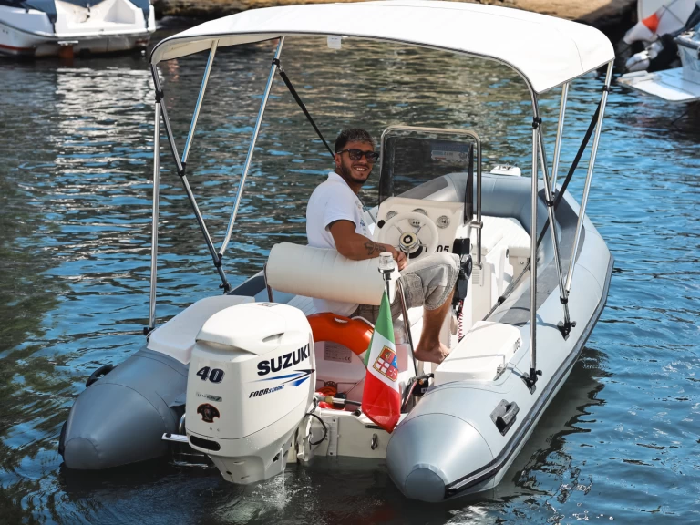 Motorboat for rent Como (City) at the best price