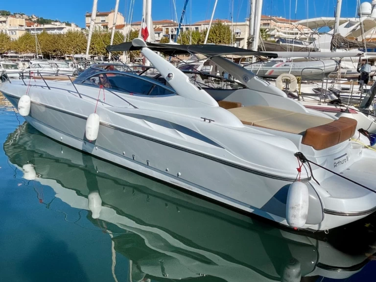 Boat rental Sunseeker Superhawk 48 in Golfe-Juan on Samboat