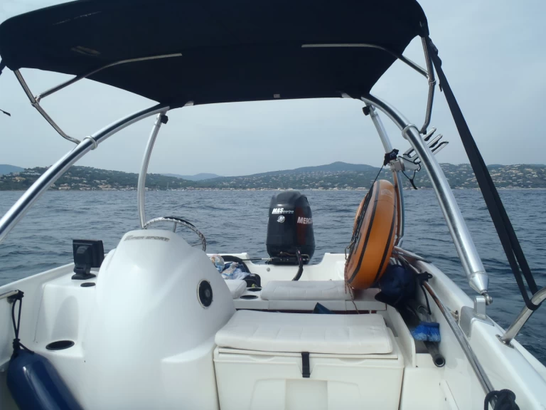 Boston Whaler Boston Whaler 170 super sport charter bareboat or captained in  Sainte-Maxime