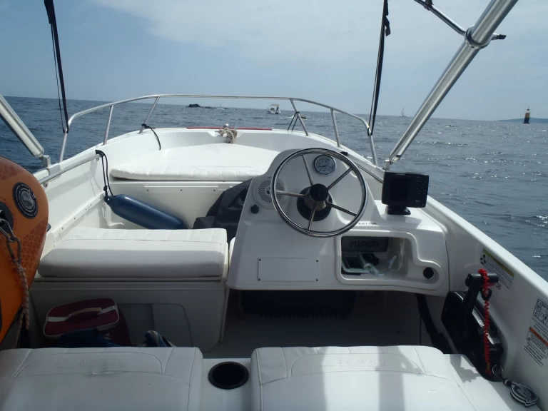 Rent a Boston Whaler Boston Whaler 170 super sport Sainte-Maxime