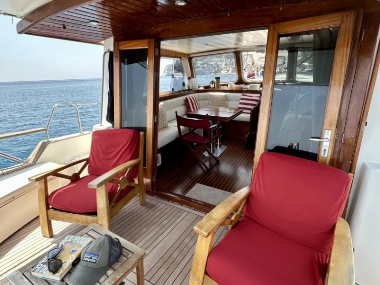 Motorboat rental with or without captain Menorquin-Yachts Ponza