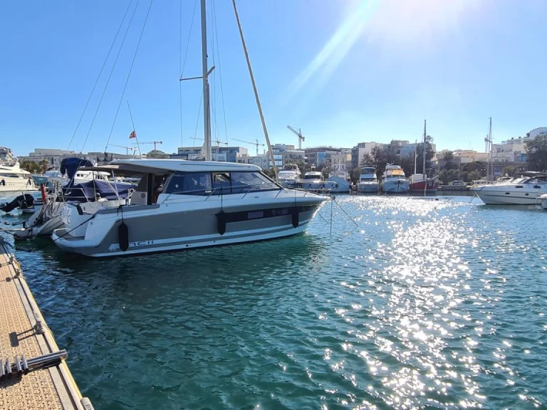 Motorboat rental with or without captain Jeanneau Gżira