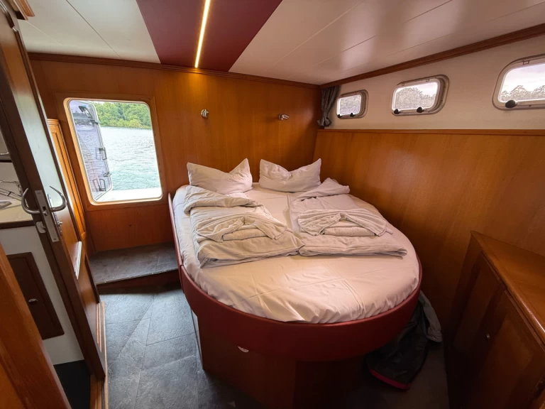 Bareboat Rental Houseboat Pedro with a boat licence