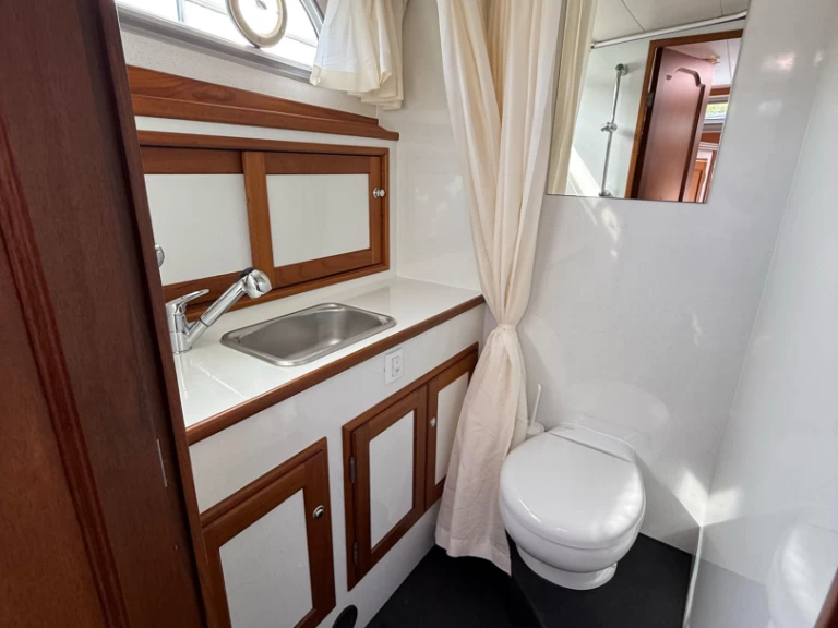 Houseboat for rent Waren (Müritz) at the best price