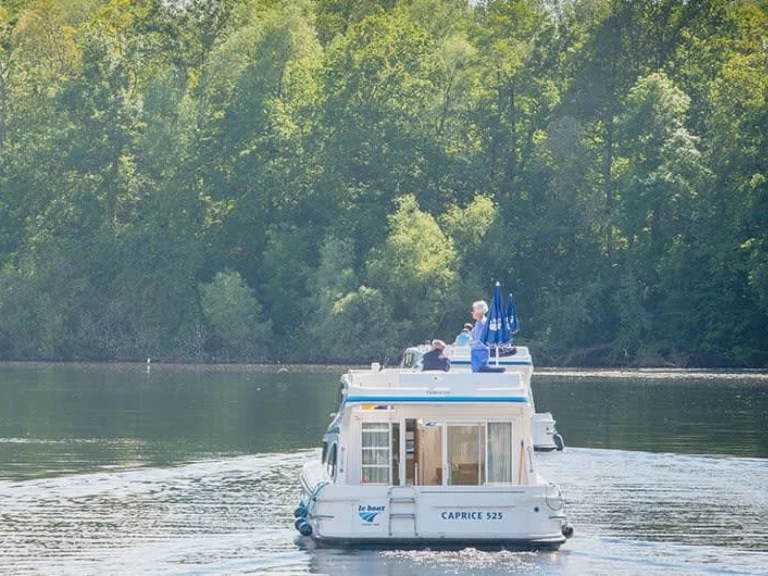 Motorboat rental in Castelnaudary - Le Boat Caprice