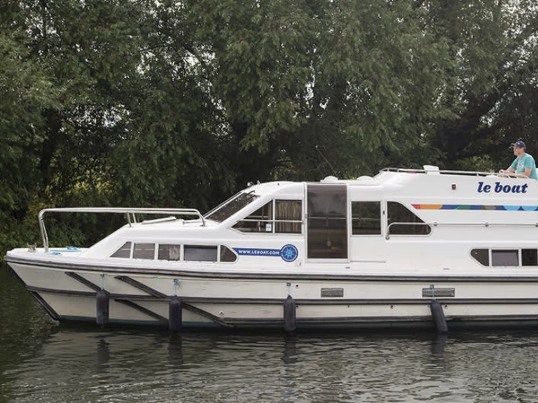 Motorboat rental in Vinkeveen - Le Boat Crusader