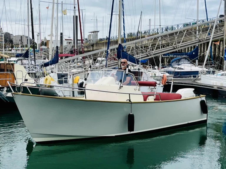 Motorboat rental with or without captain Rhea La Rochelle