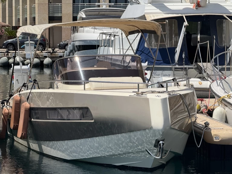 Bareboat Rental Motorboat Invictus  with a boat licence