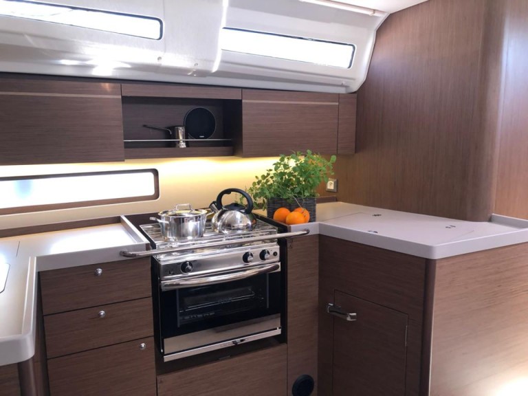 Boat rental Bénéteau Oceanis 40.1 in Pomer on Samboat