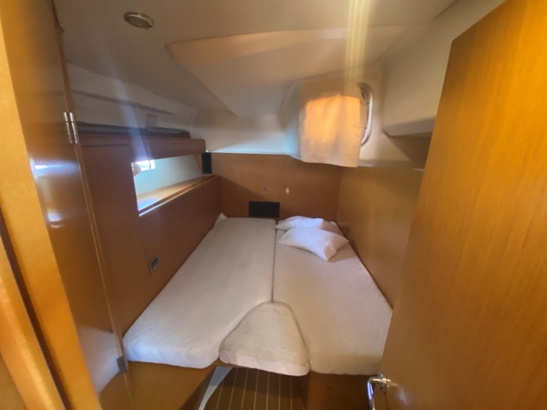 Sailboat rental with or without captain Jeanneau Lefkáda