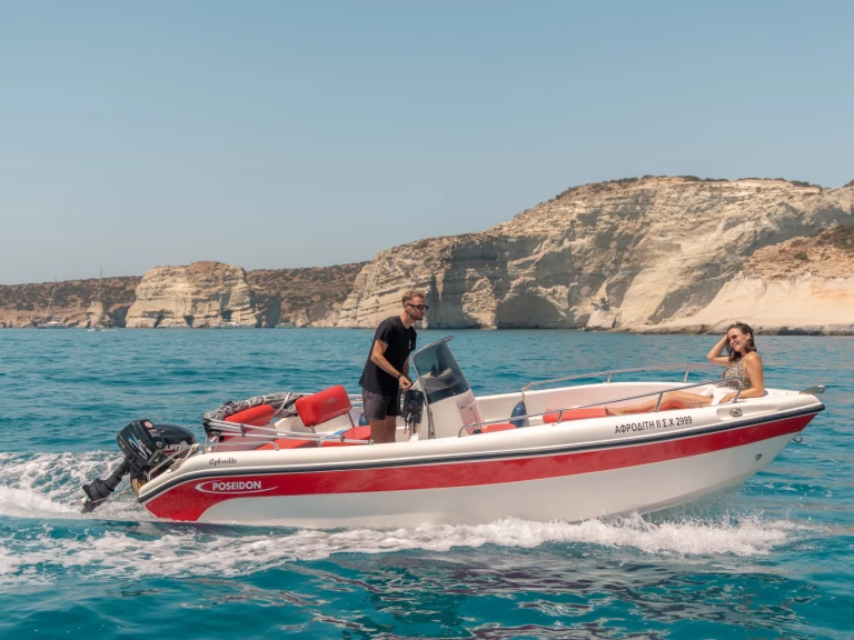 Motorboat for rent Mílos at the best price