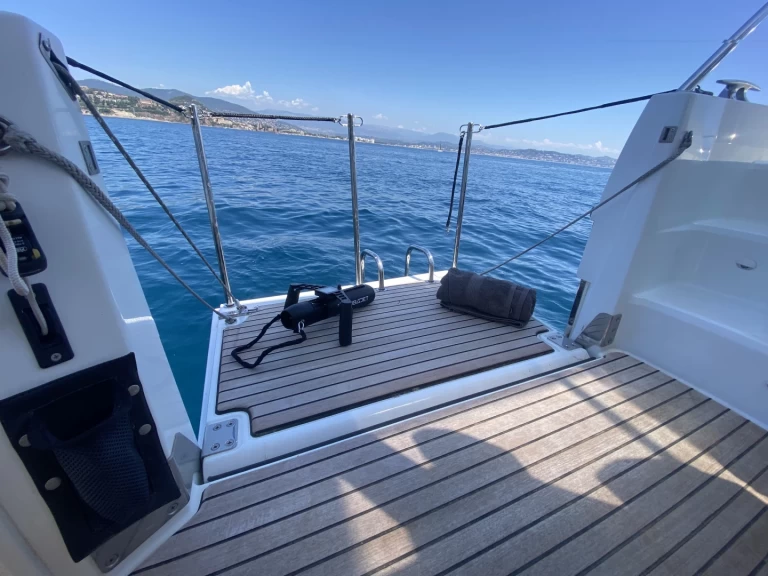 Bareboat Rental Motorboat Jeanneau with a boat licence