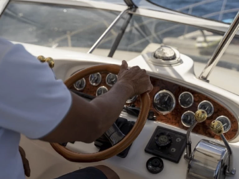 Yacht charter World cheap Sea Ray 400 Sedan Bridge