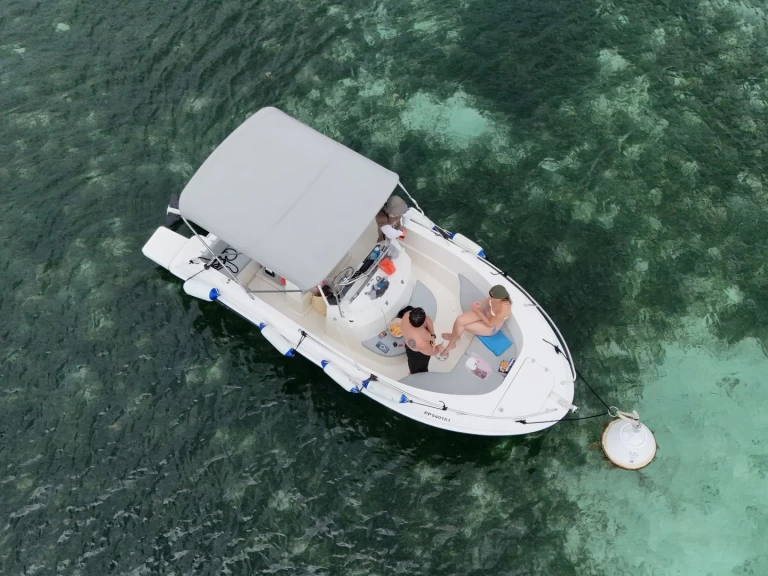 Motorboat rental in Port-Louis - Pacific Craft Pacific Craft 545 Open