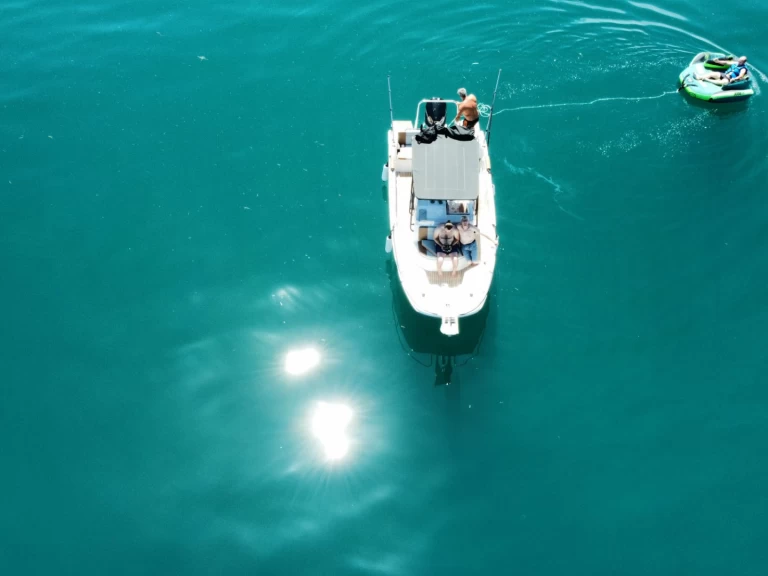 Motorboat for rent Publier at the best price