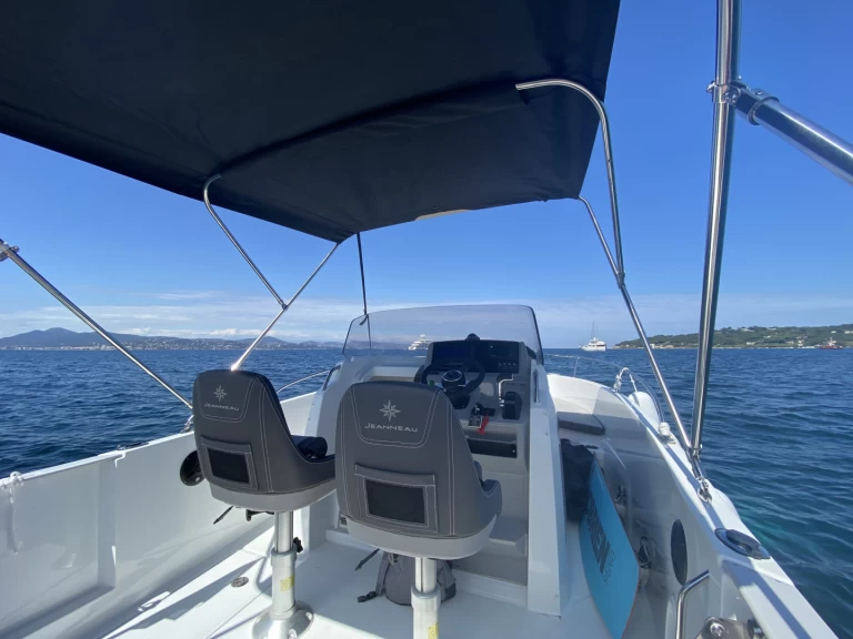 Motorboat for rent Saint-Aygulf at the best price