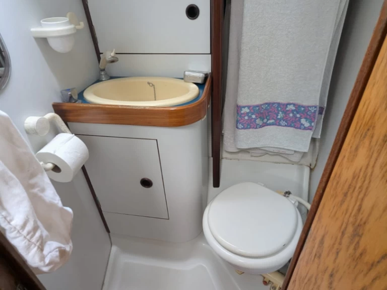 Bénéteau Oceanis 350 in Port de Penerf on SamBoat