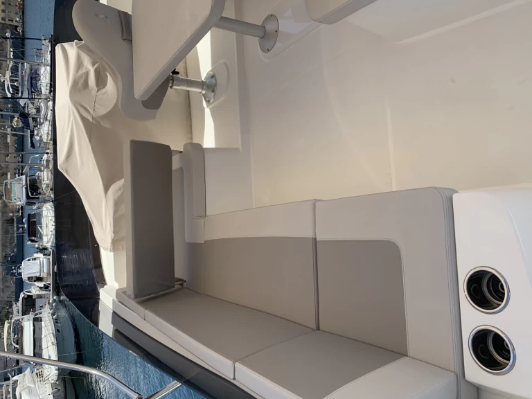 Bareboat Rental Motorboat Bénéteau with a boat licence