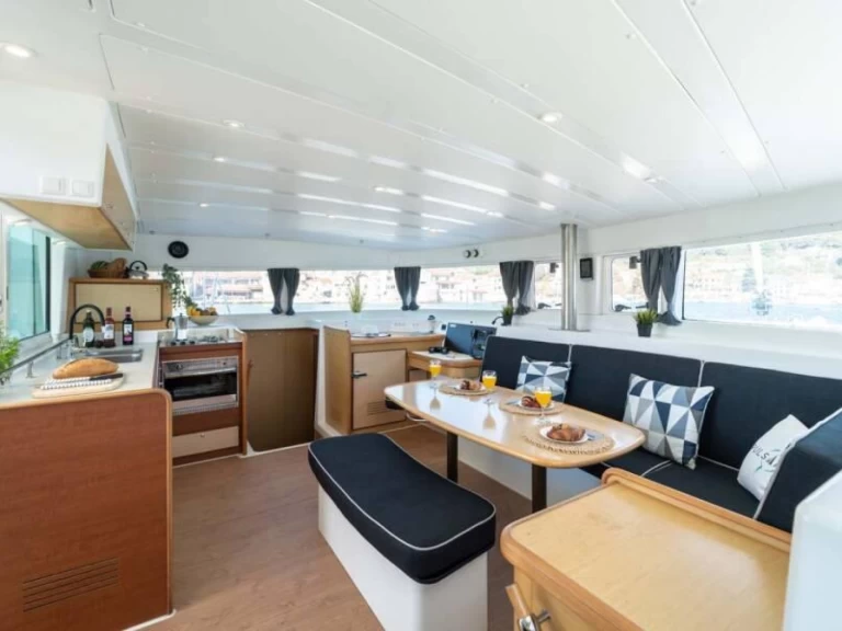 Boat rental Lagoon Lagoon 400 in Sant Antoni de Portmany on Samboat