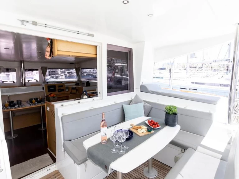 Boat rental Lagoon Lagoon 400 S2 in Sant Antoni de Portmany on Samboat