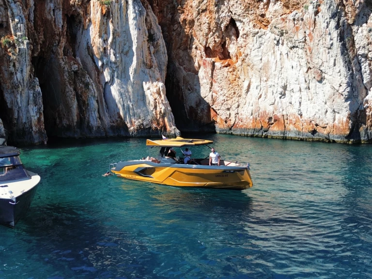 Motorboat rental in Split - Alesta Marine Raptor parasailing