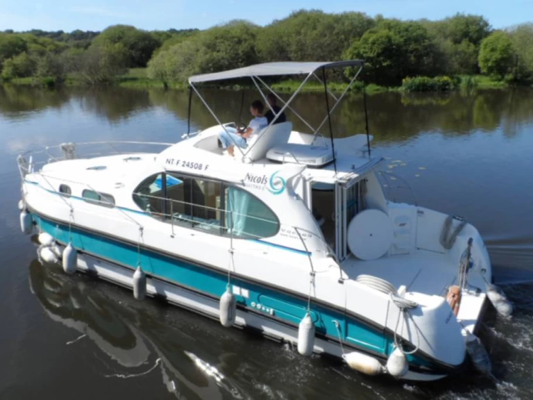 Bareboat Rental Houseboat Estivale with a boat licence