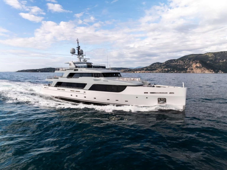 Bareboat Rental Luxury Yacht Codecasa with a boat licence