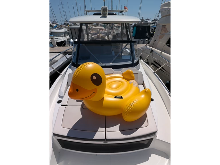 Jeanneau Cap Camarat 10.5 WA in Saint-Jean-Cap-Ferrat on SamBoat