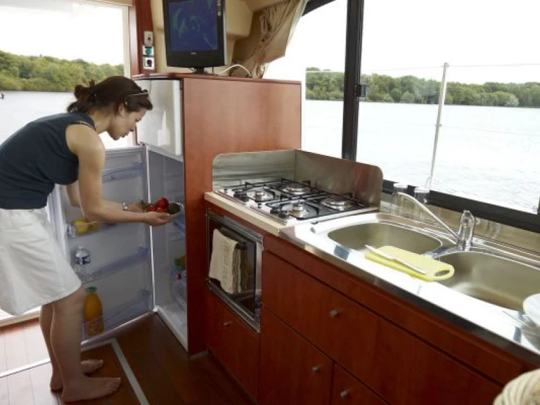 Estivale Octo charter bareboat or captained in  Shannonbridge