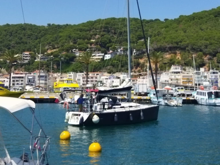 Yacht charter Canet-en-Roussillon cheap First 36.7