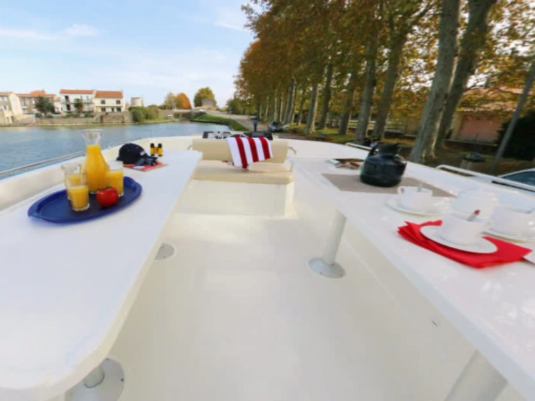 Bareboat Rental Motorboat Le Boat with a boat licence