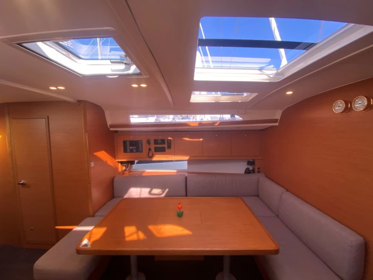 Rent a Dufour Dufour 470 Lefkáda