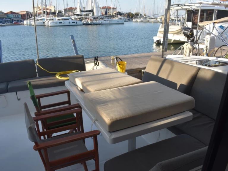 Catamaran rental in Lefkáda - Fountaine Pajot Isla 40