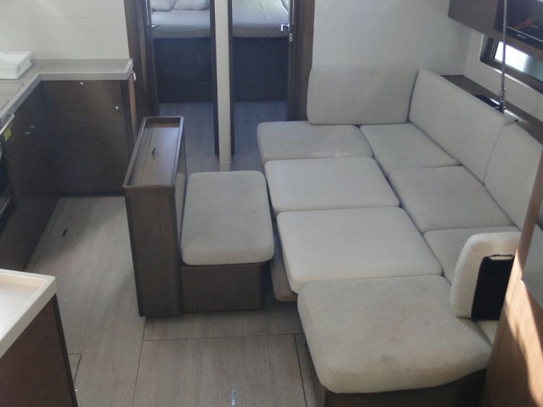 Sailboat for rent Alimos at the best price