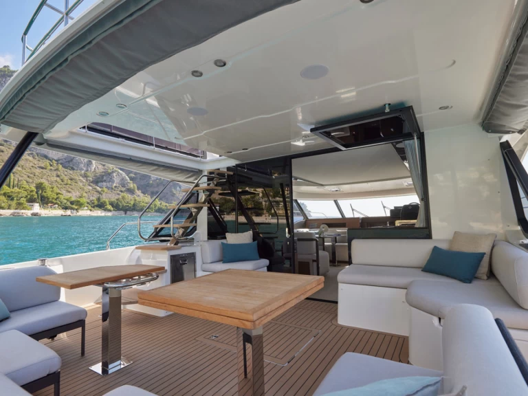 Bareboat Rental Motorboat Prestige with a boat licence