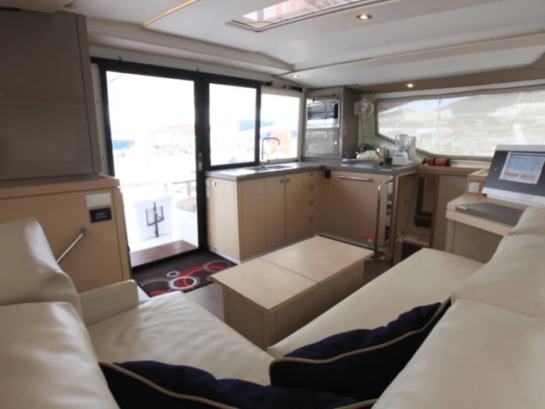 Yacht charter Road Town cheap Lucia 40